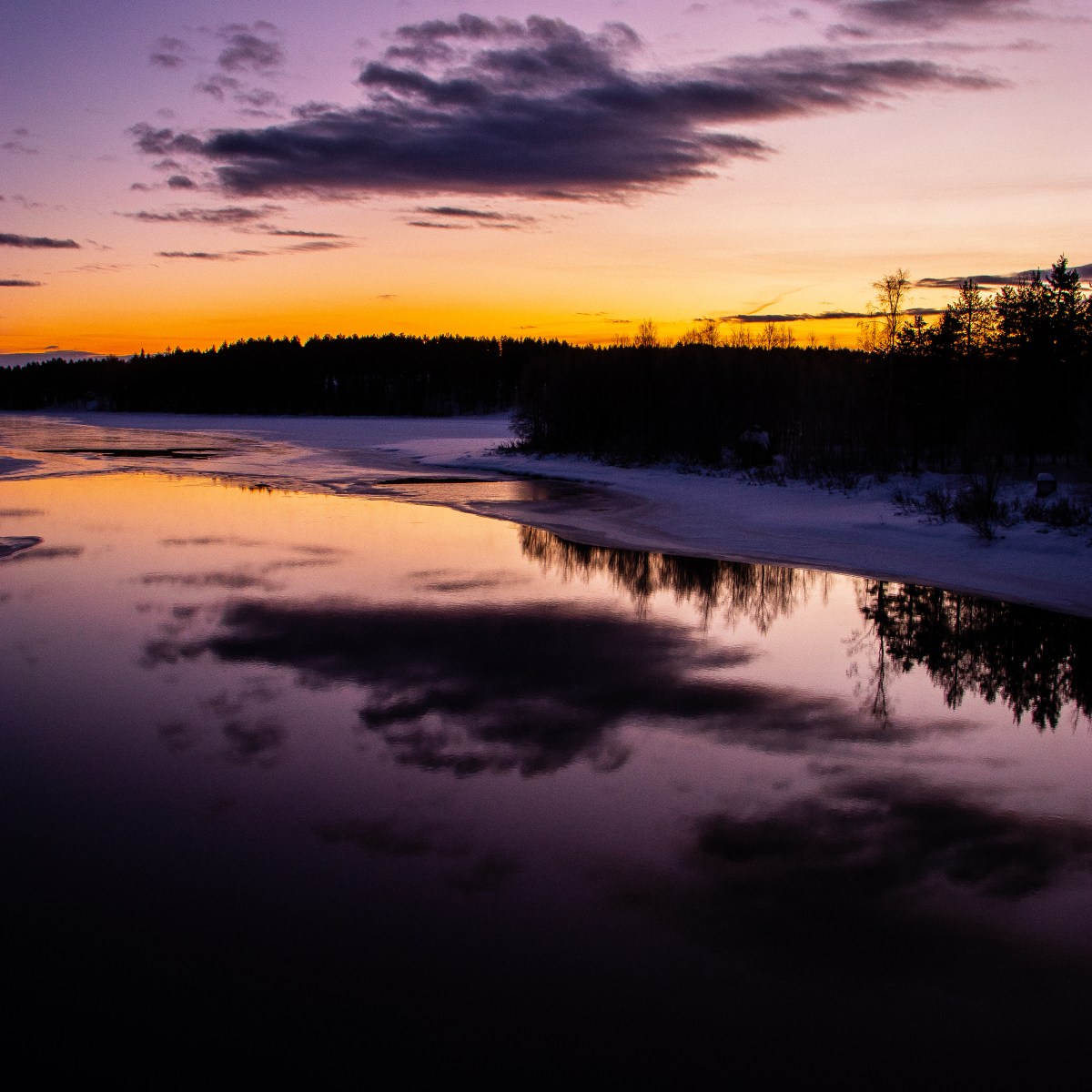 Blaue Stunde am winterlichen&nbsp;Fluss