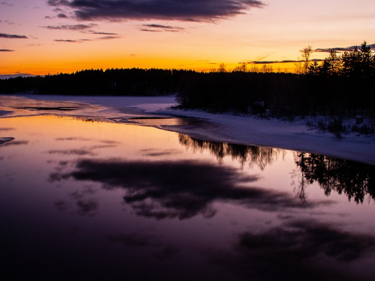 Blaue Stunde am winterlichen&nbsp;Fluss