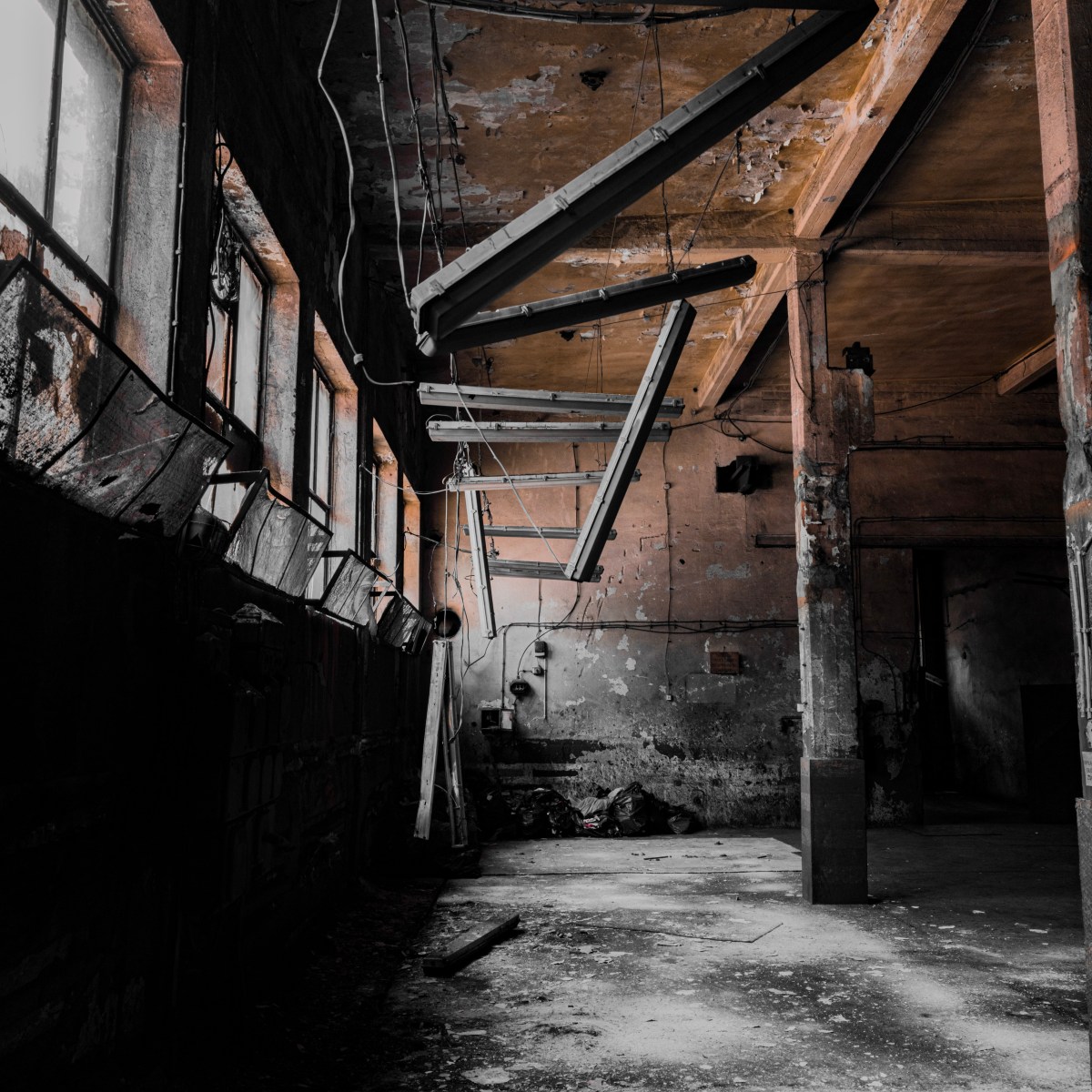 Schatten der Vergangenheit, Licht im&nbsp;Zerfall